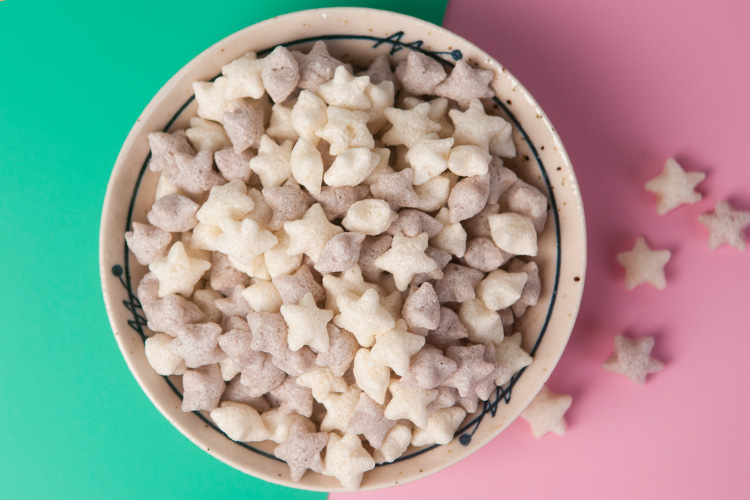 小鶹為了孩子的健康，純粹使用友善栽種的糙米，無添加鹽、糖、化學香料...等。